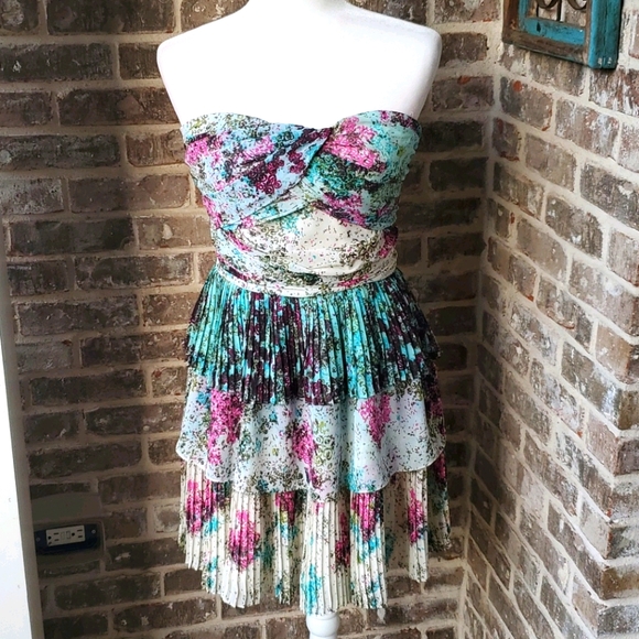 Guess Dresses & Skirts - Guess Strapless Ruffle Tiered Sweetheart Dress